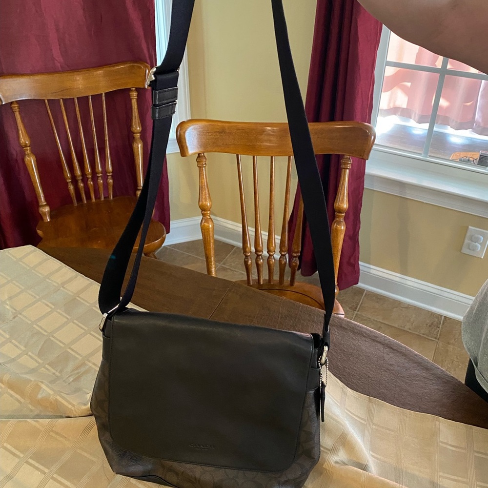 Coach messenger bag in brown / signature